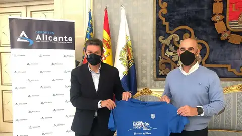 El concejal de Deportes, José Luis Berenguer, y el presidente del C.A. Montemar, José Pedro García El concejal de Deportes, José Luis Berenguer, y el presidente del C.A. Montemar, José Pedro García