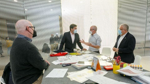 Luis Barcala y Antonio Manresa con los coleccionistas Michael Jenkins y Javier Romero