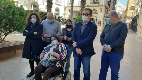 La diputada Laura Soler, rodeada de concejales del Grupo Socialista