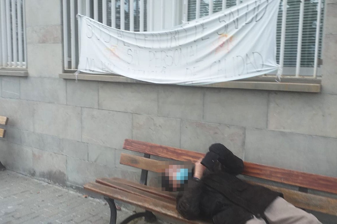 Un paciente espera más de 90 minutos tumbado en un banco Un paciente espera más de 90 minutos tumbado en un banco