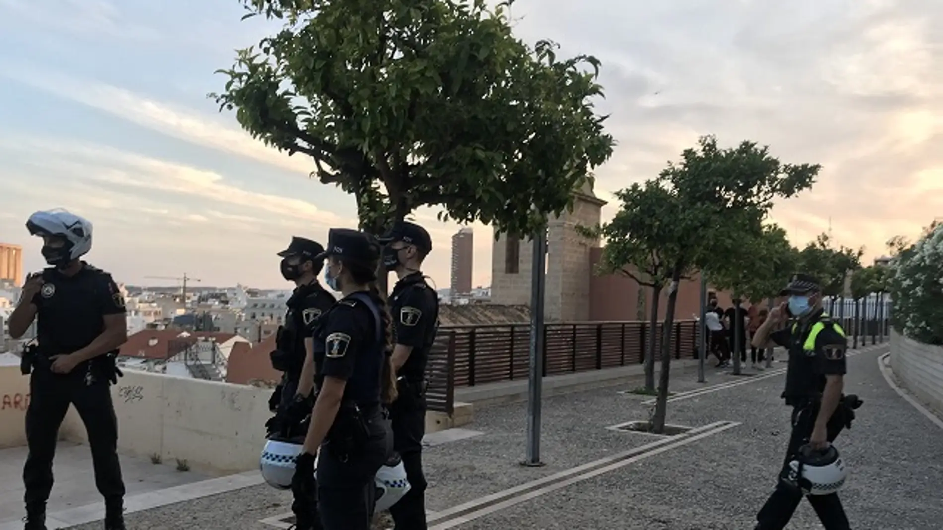 Un equipo de la Policía Local en las inmediaciones del castillo de Santa Bárbara