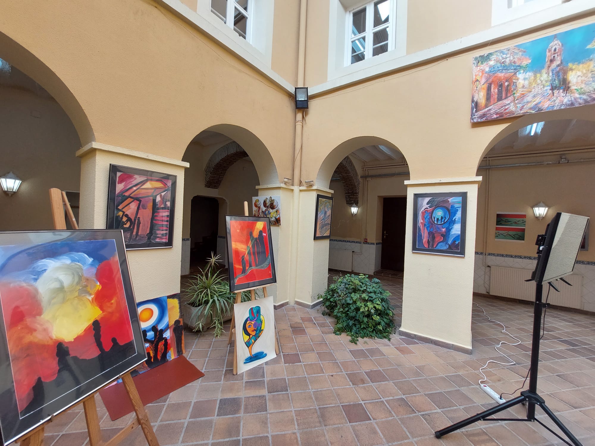 55 artistas internacionales de 15 países muestras sus pinturas en Hellín 55 artistas internacionales de 15 países muestras sus pinturas en Hellín