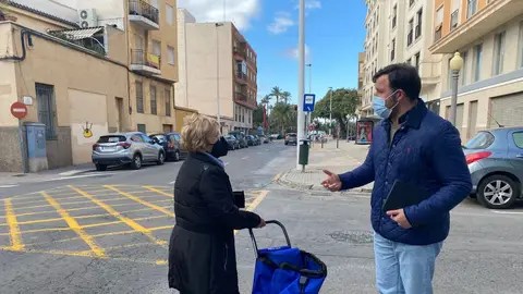 Pablo Ruz, portavoz del PP en Elche, con una vecina del barrio Puertas Coloradas. Pablo Ruz, portavoz del PP en Elche, con una vecina del barrio Puertas Coloradas.