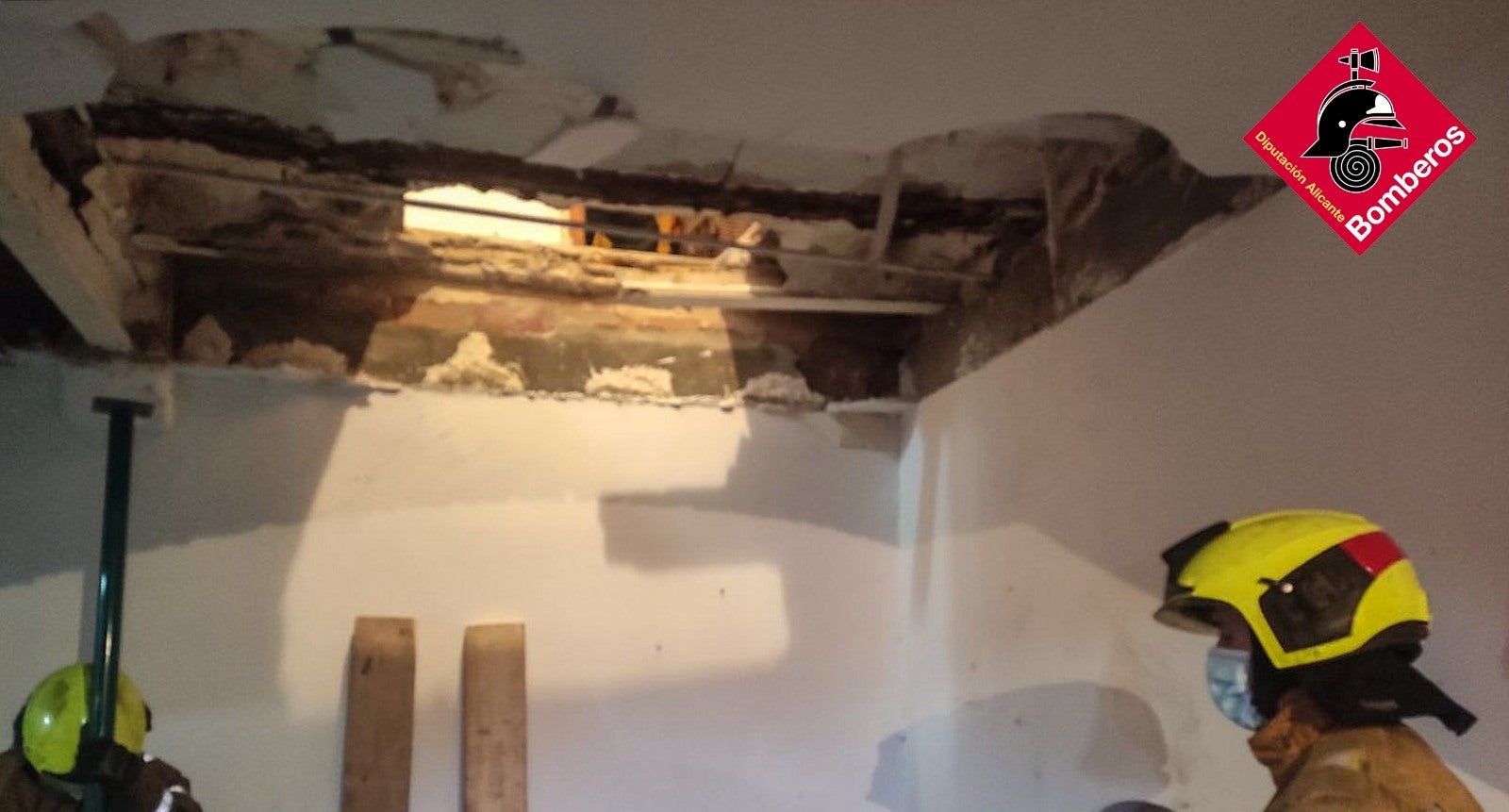 Herida una mujer al derrumbarse una parte del techo de su vivienda en Cocentaina Herida una mujer al derrumbarse una parte del techo de su vivienda en Cocentaina