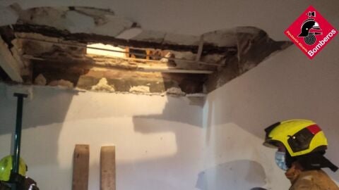Los bomberos del Consorcio aseguran el &aacute;rea del derrumbe