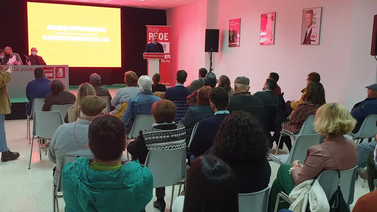 Instantes de la comparecencia ante la asamblea del PSOE de Rota Instantes de la comparecencia ante la asamblea del PSOE de Rota