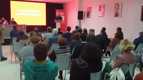 Instantes de la comparecencia ante la asamblea del PSOE de Rota Instantes de la comparecencia ante la asamblea del PSOE de Rota
