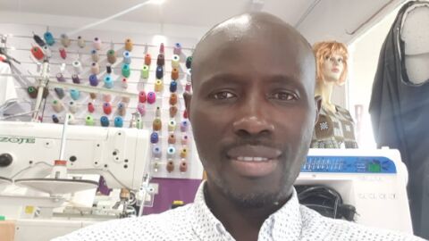 Mamadou Wade en su taller de costura.
