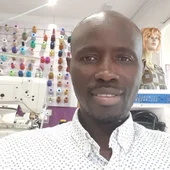 Mamadou Wade en su taller de costura. Mamadou Wade en su taller de costura.