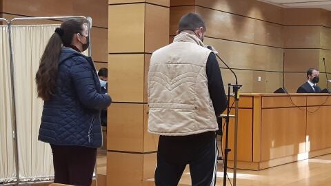 El acusado junto a la intérprete durante su declaración El acusado junto a la intérprete durante su declaración