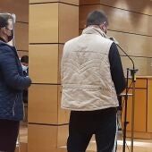 El acusado junto a la intérprete durante su declaración