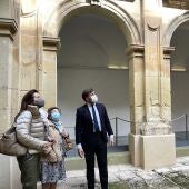 Técnicas del Consell Valencià de Cultura y el portavoz del PP de Elche en el antiguo convento de Las Clarisas.