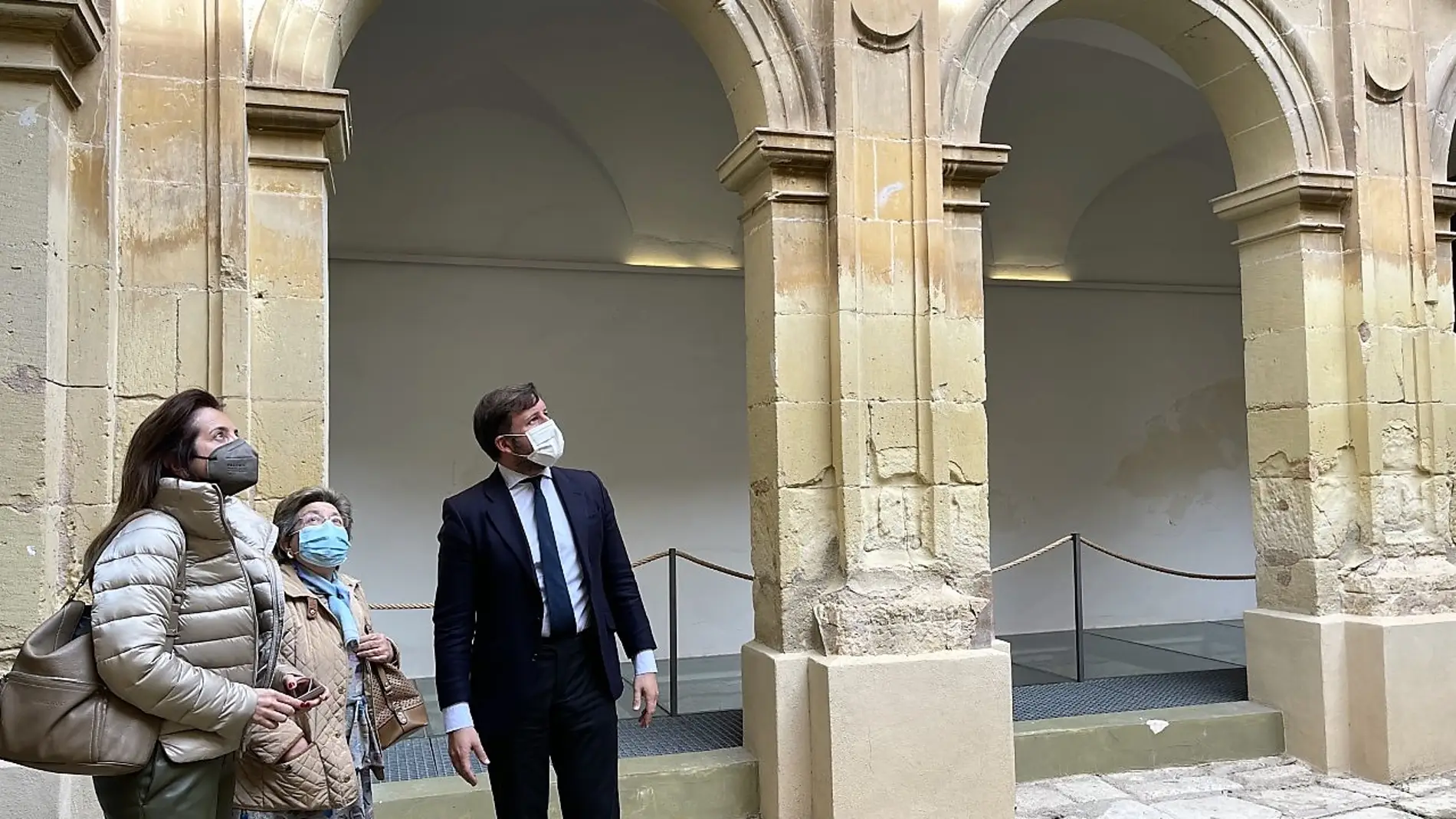 Técnicas del Consell Valencià de Cultura y el portavoz del PP de Elche en el antiguo convento de Las Clarisas.