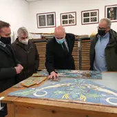 José Antonio Díez visita el taller de restauración de la fuente y bancos de Zuloaga José Antonio Díez visita el taller de restauración de la fuente y bancos de Zuloaga