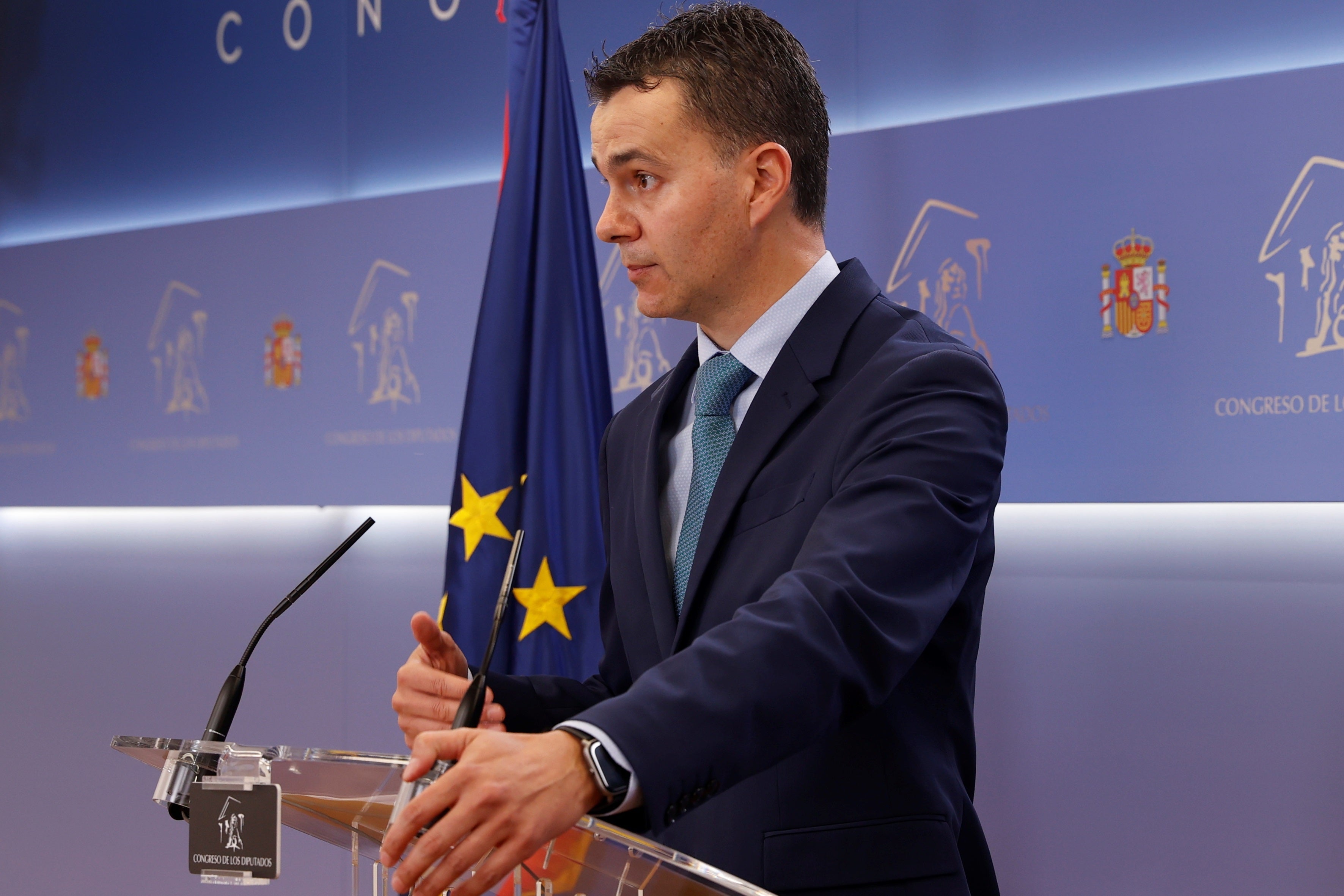El PSOE se desmarca de la reforma fiscal de Podemos al considerarla "oportunismo político" El PSOE se desmarca de la reforma fiscal de Podemos al considerarla "oportunismo político"