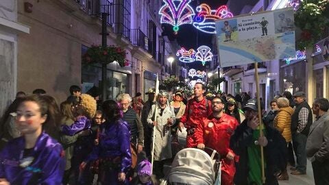 Personas disfrazadas en la calle en Rota