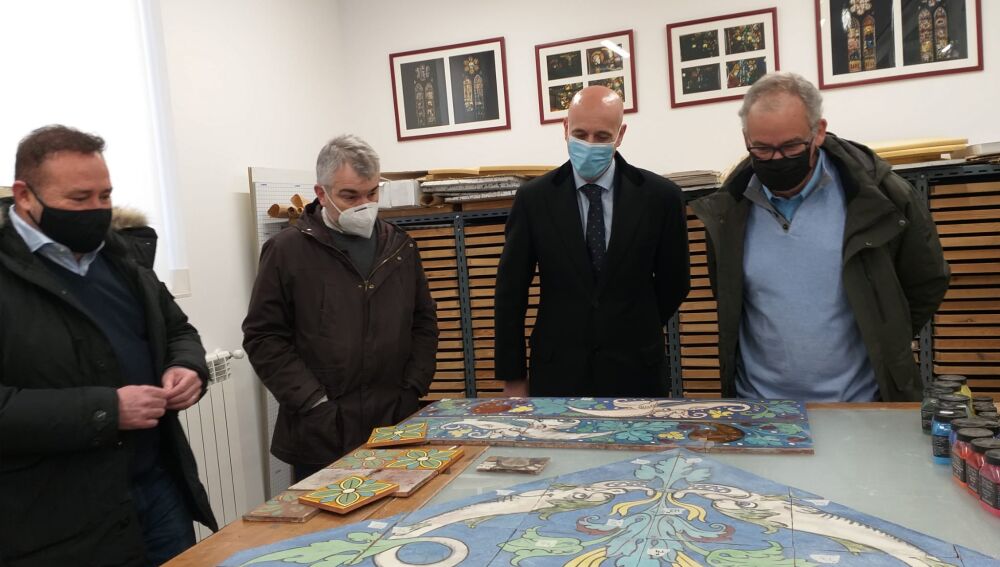 José Antonio Díez visita el taller de restauración de la fuente y bancos de Zuloaga
