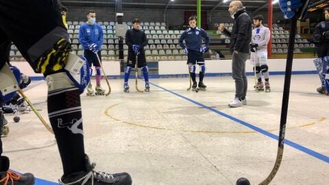 Los jugadores del Oviedo Roller escuchan a Javi Paredes