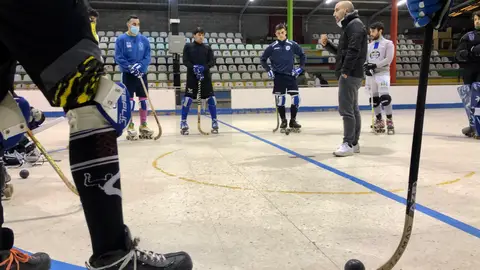 Los jugadores del Oviedo Roller escuchan a Javi Paredes Los jugadores del Oviedo Roller escuchan a Javi Paredes