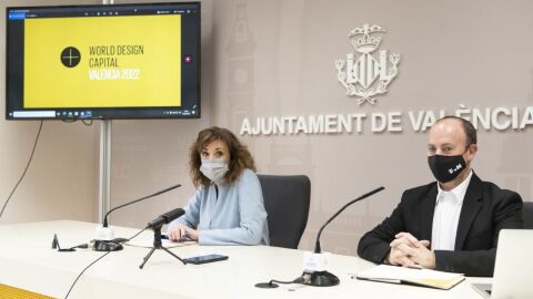 La concejal de Educación, Maite Ibáñez, y el director de la Capitalidad Mundial del Diseño, Xavi Calvo