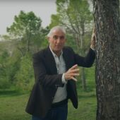 Imagen del vídeo promocional de Luis Zahera donde anima a votar por el carballo de Conxo.