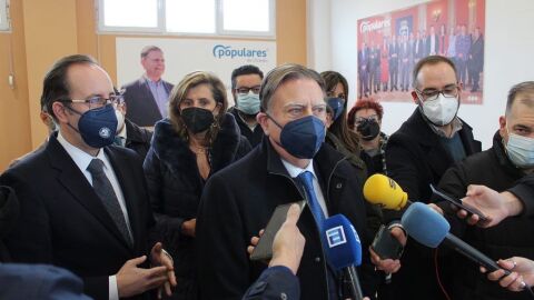 Alfredo Canteli, alcalde de Ovieod, atiende a la presnsa en el local del grupo municipal en La Corredoria