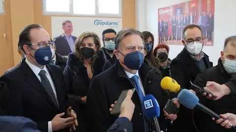 Alfredo Canteli, alcalde de Ovieod, atiende a la presnsa en el local del grupo municipal en La Corredoria Alfredo Canteli, alcalde de Ovieod, atiende a la presnsa en el local del grupo municipal en La Corredoria