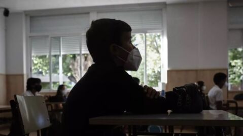 Archivo - Un niño con mascarilla en un aula.