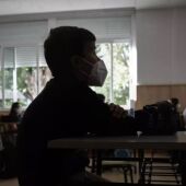 Archivo - Un niño con mascarilla en un aula.
