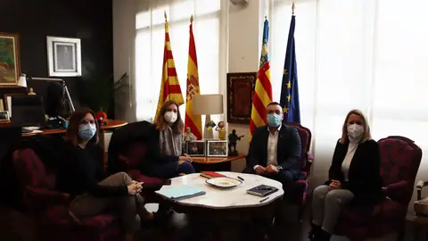 Reunión del alcalde y la concejala de Servicios Sociales con la directora general del Instituto Valenciano de la Mujer. Reunión del alcalde y la concejala de Servicios Sociales con la directora general del Instituto Valenciano de la Mujer.