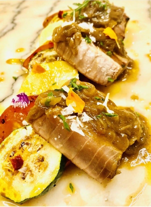 Cocinamos atún encebollado, patata confitada y verduras Cocinamos atún encebollado, patata confitada y verduras