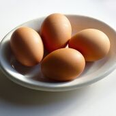Imagen de archivo con cuatro huevos en un plato.