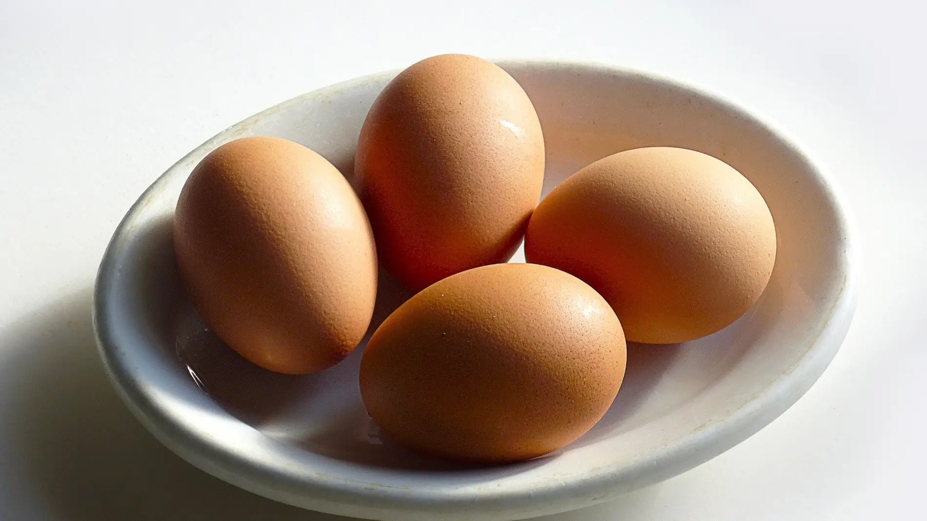 Imagen de archivo con cuatro huevos en un plato.