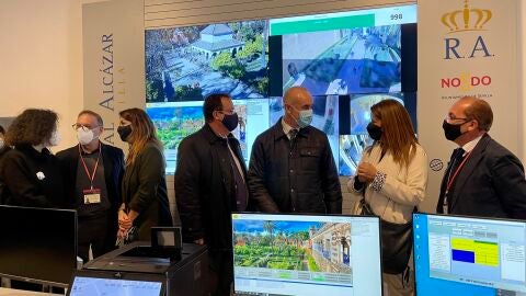 El alcalde Antonio Muñoz visita el centro de control del Real Alcázar