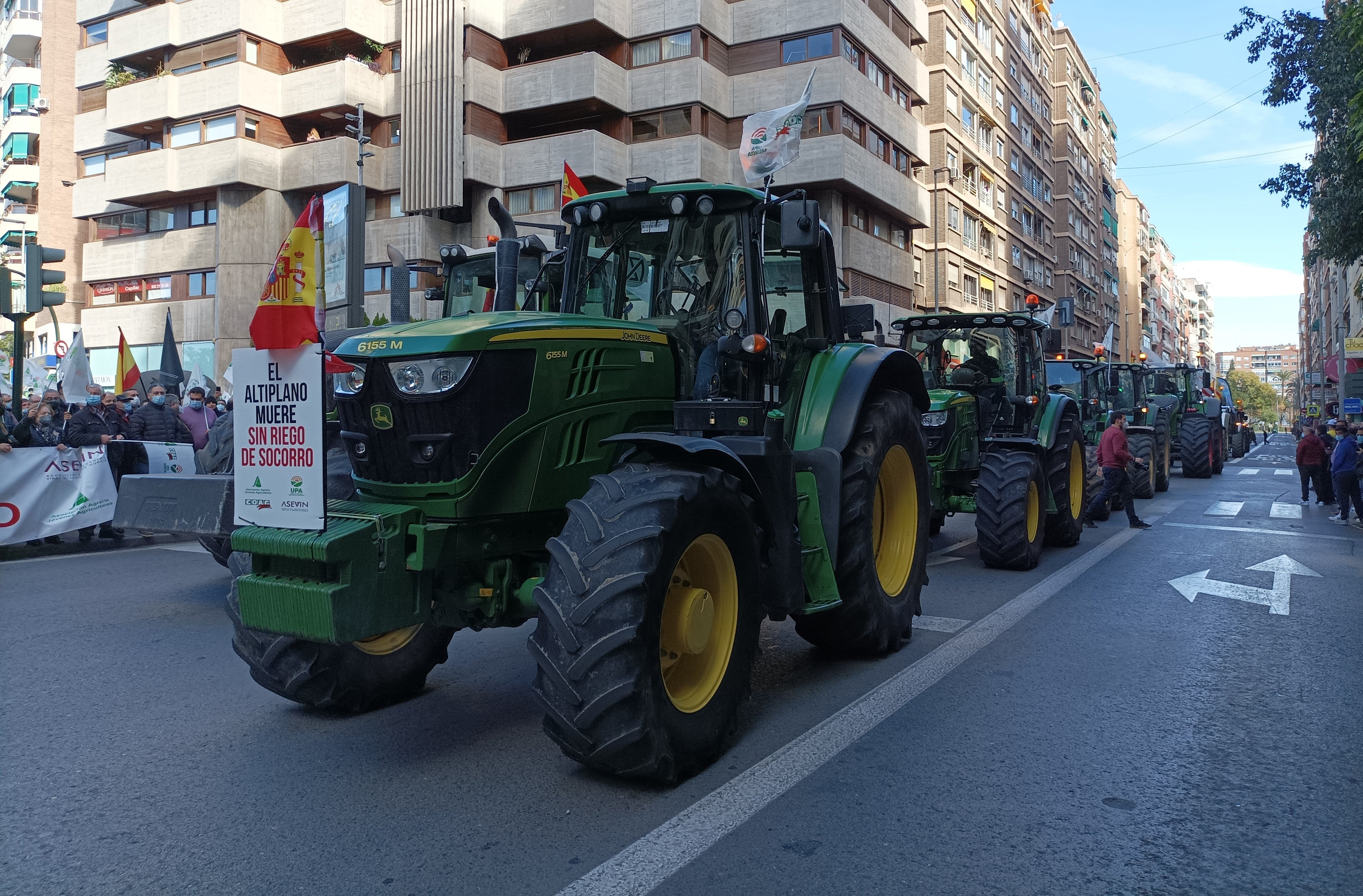 Miles de agricultores y ganaderos colapsan Murcia con centenares de tractores llegados de toda la Región Miles de agricultores y ganaderos colapsan Murcia con centenares de tractores llegados de toda la Región