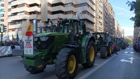 Miles de agricultores y ganaderos colapsan Murcia con centenares de tractores llegados de toda la Región Miles de agricultores y ganaderos colapsan Murcia con centenares de tractores llegados de toda la Región