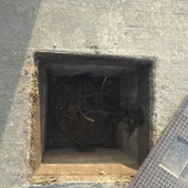 Una de las arquetas abiertas sin cable Una de las arquetas abiertas sin cable