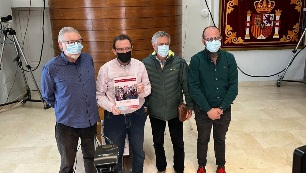 Miembros del Ateneo junto a concejal de cultura