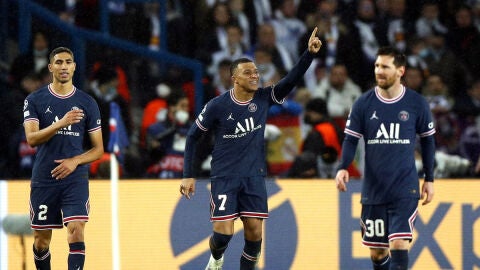 Mbapp&eacute; celebra el gol del PSG ante el Real Madrid junto a Messi y Achraf