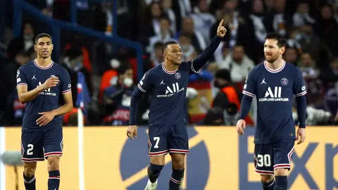Mbappé celebra el gol del PSG ante el Real Madrid junto a Messi y Achraf Mbappé celebra el gol del PSG ante el Real Madrid junto a Messi y Achraf