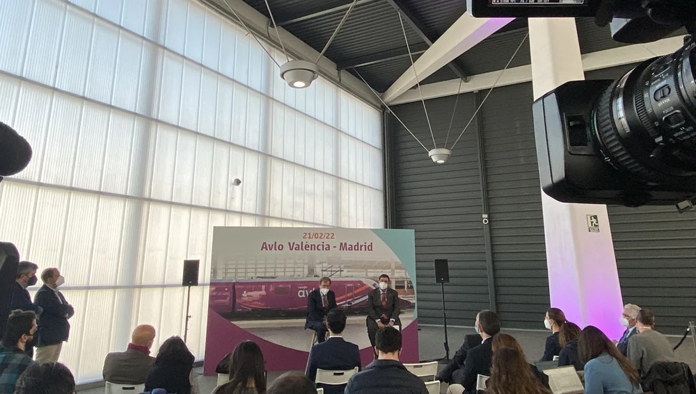 Francisco Artega, de Renfe y José Estrada, de Adif, durante un encuentro informativo con los medios en la estación Valencia "Joaquín Sorolla" Francisco Artega, de Renfe y José Estrada, de Adif, durante un encuentro informativo con los medios en la estación Valencia "Joaquín Sorolla"