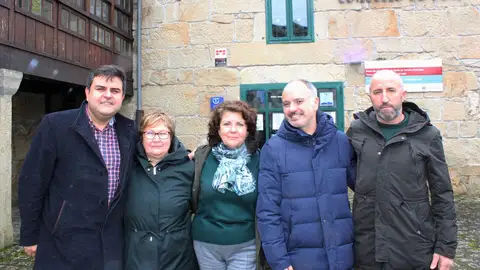 Chelo Besada, no centro da Imaxe; con compañeiros socialistas Más de Uno Pontevedra