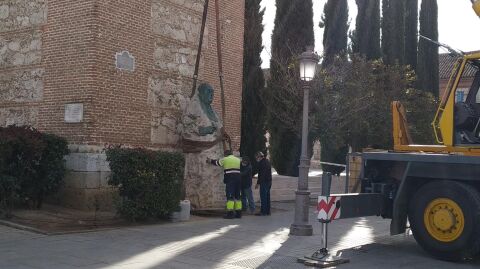 La estatua del cervantista Luis Astrana Mar&iacute;n ha sido trasladada junto a la Torre de Santa Mar&iacute;a