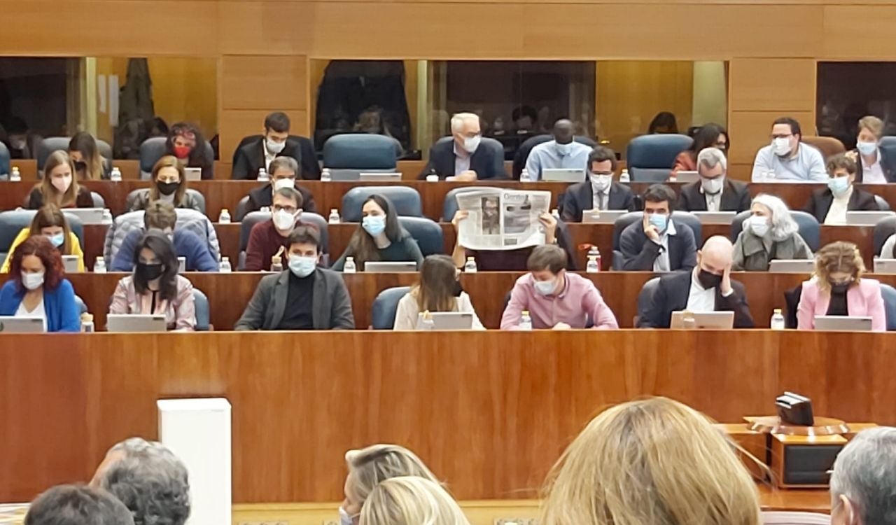 El vídeo viral de un diputado de Más Madrid haciendo de espía con un periódico mientras Ayuso habla El vídeo viral de un diputado de Más Madrid haciendo de espía con un periódico mientras Ayuso habla