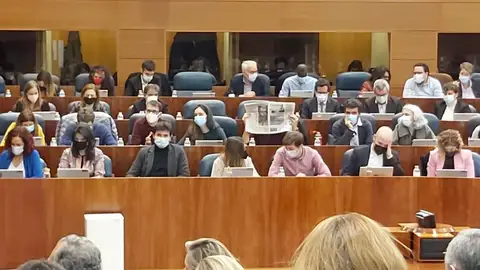 El diputado Emilio García (Más Madrid) con un periódico en la Asamblea El diputado Emilio García (Más Madrid) con un periódico en la Asamblea