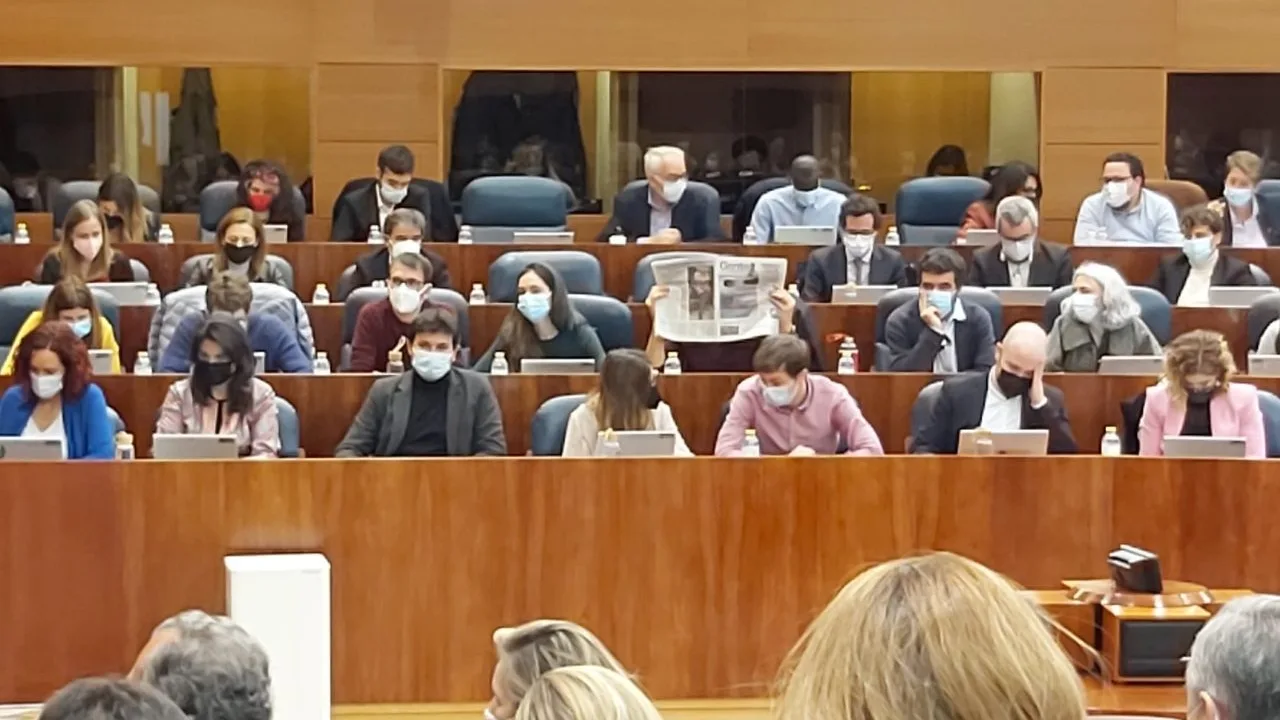 El diputado Emilio García (Más Madrid) con un periódico en la Asamblea El diputado Emilio García (Más Madrid) con un periódico en la Asamblea
