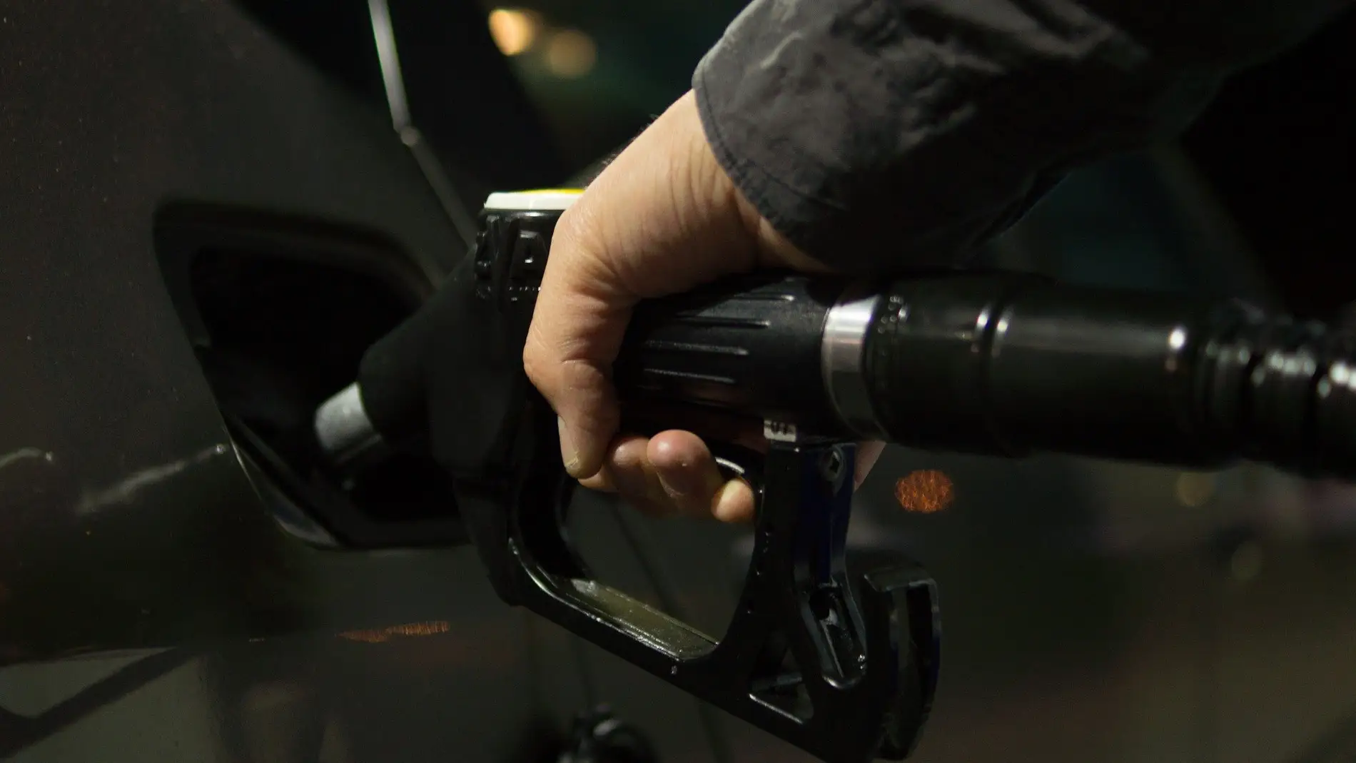 Una persona echando gasolina