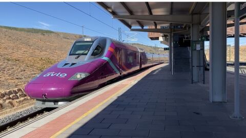 El tren AVLO, este jueves, a su llegada a la estación del AVE &quot;Cuenca Fernando Zóbel&quot;