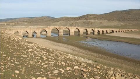 La sequía hace aflorar de nuevo el puente de la Mesta en Villarta de los Montes que ahora corre peligro de derrumbe