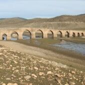 La sequía hace aflorar de nuevo el puente de la Mesta en Villarta de los Montes que ahora corre peligro de derrumbe